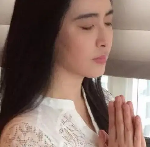 美人还未落幕52岁王祖贤迷上礼佛,一辈子不工作也衣食无忧
