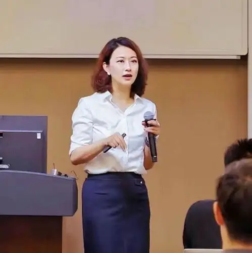 40岁女人适合什么发型这8款新发型显年轻气质,显脸小还洋气