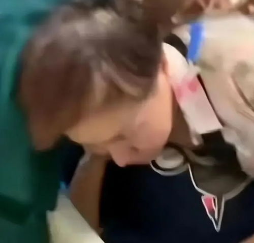 广东某急救室,一大妈连捅被撞女子两刀,大妈也这么暴躁了吗