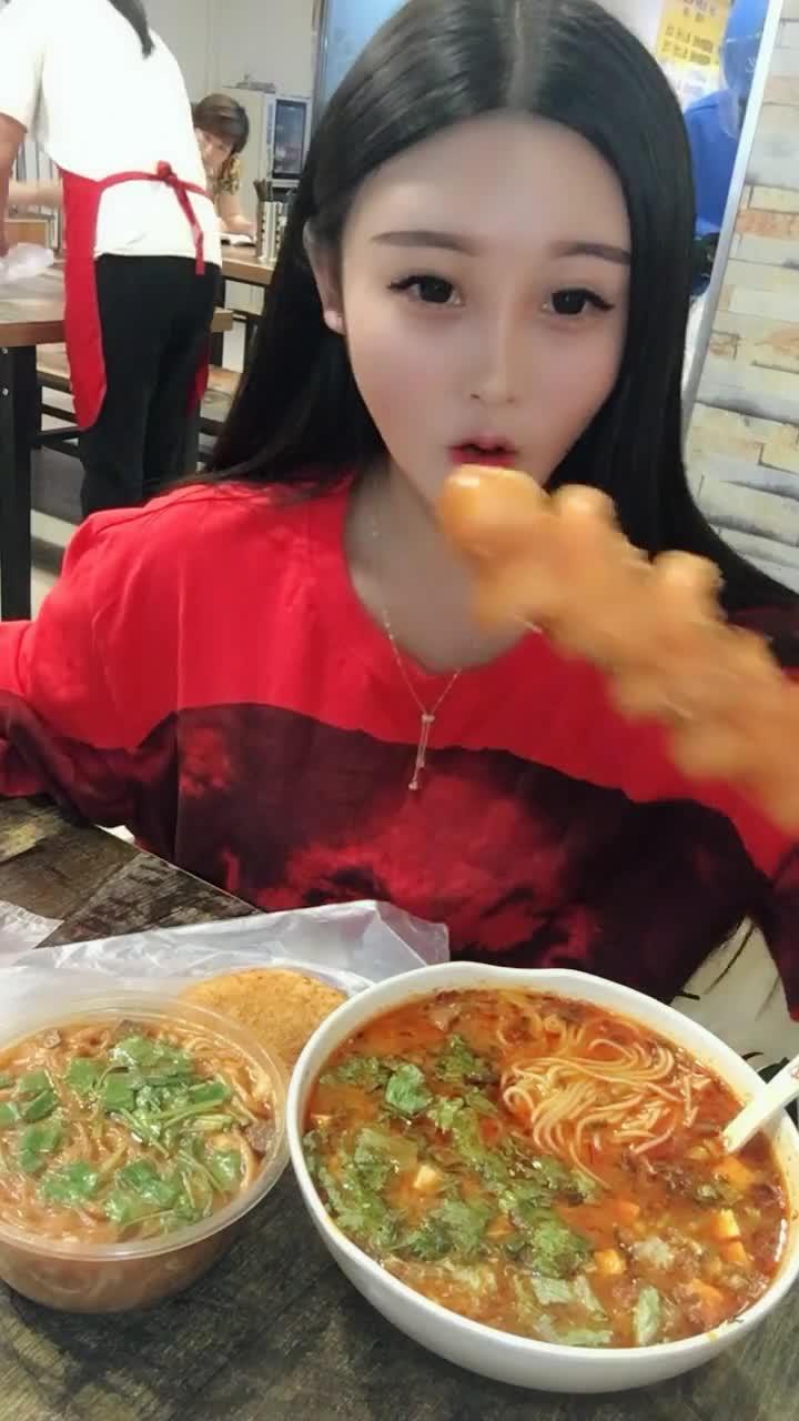 哈哈哈你们猜我最后的表情是怎么了点了一份肥肠米粉和爆肚我觉得是我吃过最