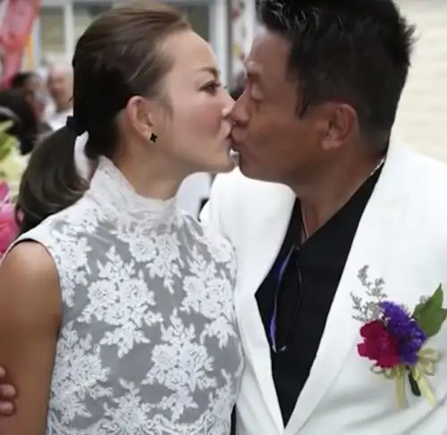 50岁香港男明星惨被重庆嫩妻抛弃,结婚易相处难,小20岁终是鸿沟