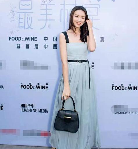 董洁挑战梅婷演父母爱情40岁穿裙子扮少女,一脸苦相超显老