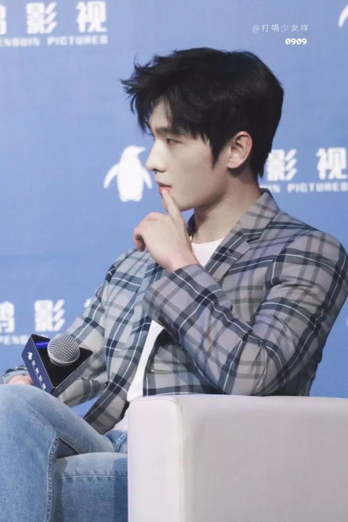 杨洋优雅帅气出席活动却被粉丝意外捕捉大志表情包