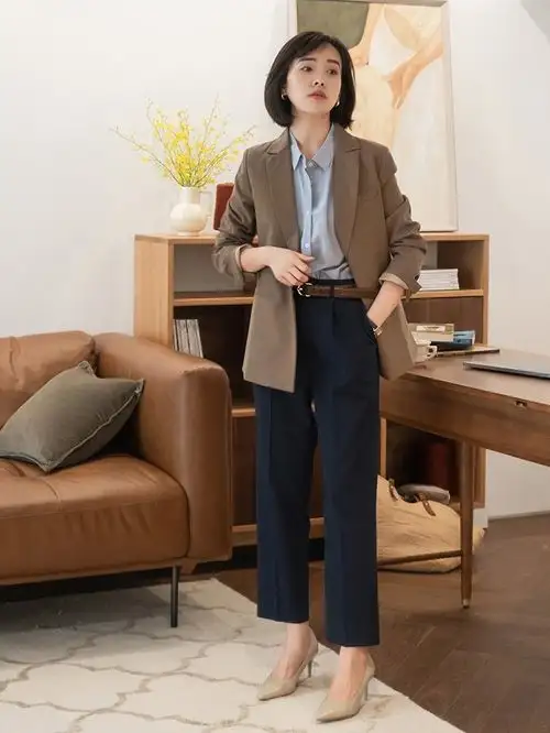 秋季建议中年女性多穿西装,搭配牛仔裤阔腿裤,半身裙显高显瘦