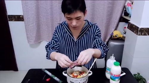 小哥哥教你火鸡面的新吃法,看到他的表情我忍不住笑了