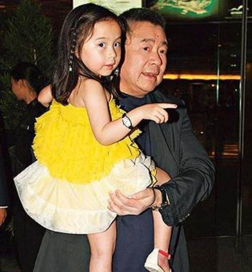 甘比带女儿外出吃甜品,表情轻松却加强防备,原因或与刘銮雄有关