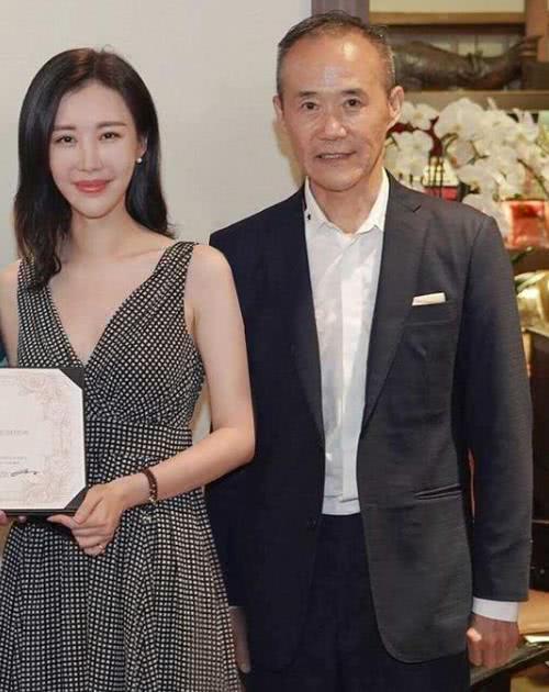 家有小30岁娇妻,69岁王石教美女做运动自觉保持距离