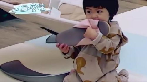 妈妈是超人3波妞一口咬住拖鞋,小表情太可爱了
