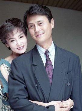 琼女郎出身的她,感情生活非常的坎坷,现在60岁还是孤身一人