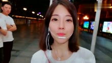 冯提莫街头唱大叔不要跑,声音和表情太可爱了