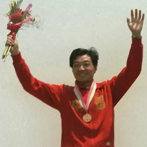 中国最孤独的奥运冠军,夺冠的那一刻没有国旗,只能空手绕场庆祝