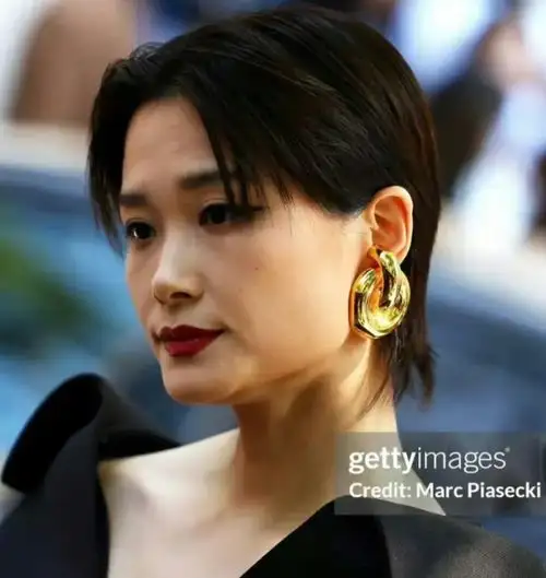 李宇春巴黎时装周生图,40岁的李宇春也老了,有点像宽版倪妮