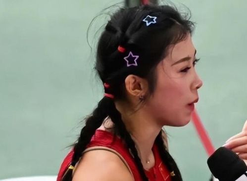 27岁吴艳妮穿连体露背装惹争议,网友臀部都快包不住了