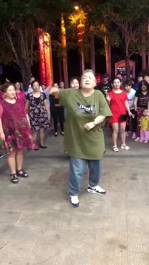 广场舞大妈好嗨呀这节奏感太强了,表情动作很丰富