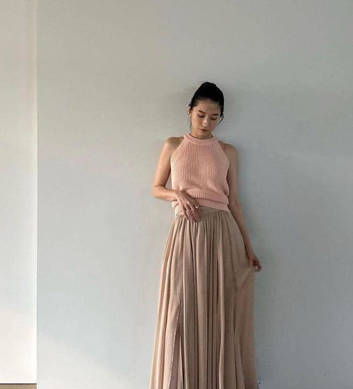 40岁以后的女人,别总穿非黑即白,这3个早秋穿搭配色,优雅高级