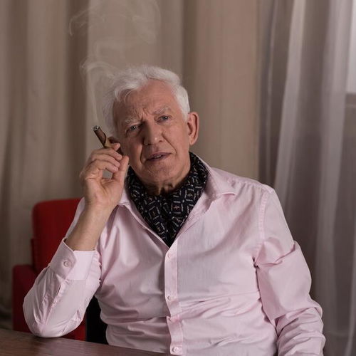 70岁大叔照顾98岁父亲9年后哭诉爸,你快点死吧,我真受不了了