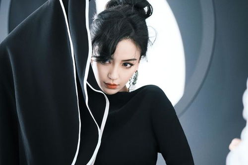 angelababy日落光晕油画感大片,蝴蝶骨优雅炙热,演绎极致格调