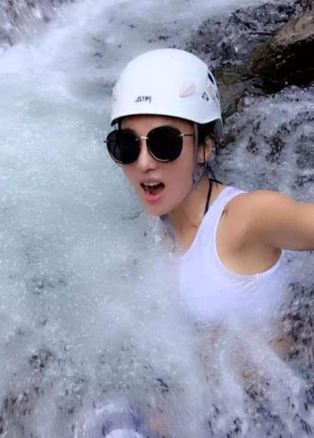 她是大家心中的女神,颜值高身材好,50岁年龄18岁身材