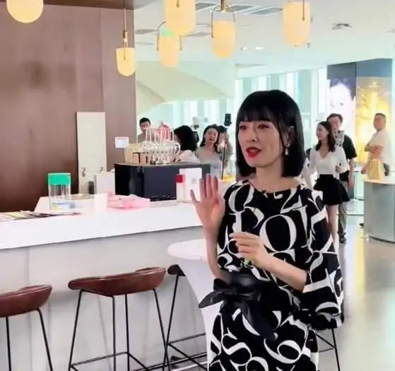 酒窝女神,当红时嫁千万富豪,结婚15年恩爱如初,今51岁嫩成21岁