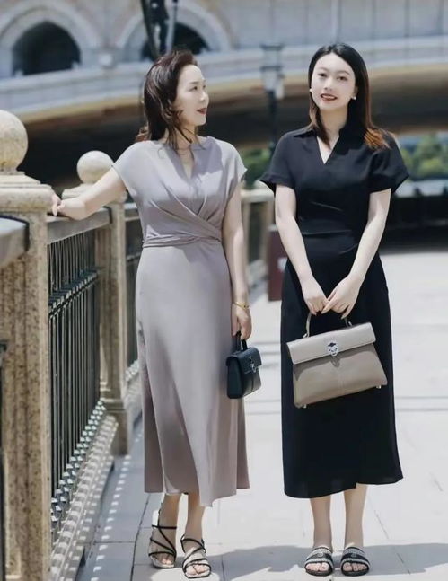 四五十岁女人穿裙子时,尽量少穿紧身和花哨款,身材发福也优雅