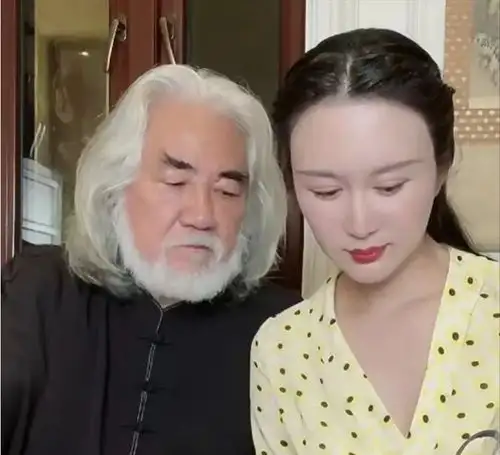 适合60岁老头的头像女生张纪中