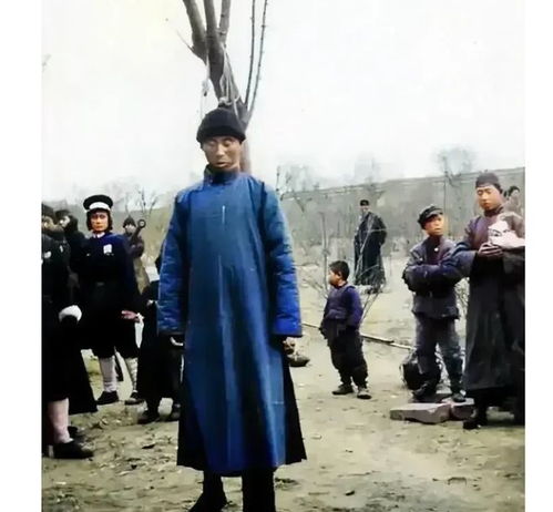 1915年,一个中年男人上吊自杀的照片,看起来家境还是很不错的