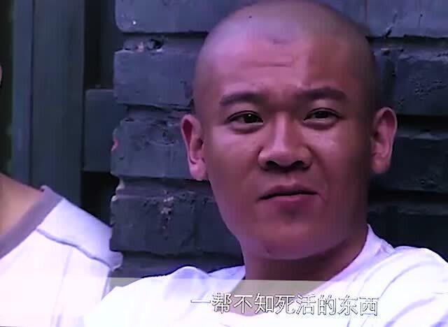 黑老大欺行霸市砸小伙车厂,不料小伙大哥一来,黑老大直接跪下