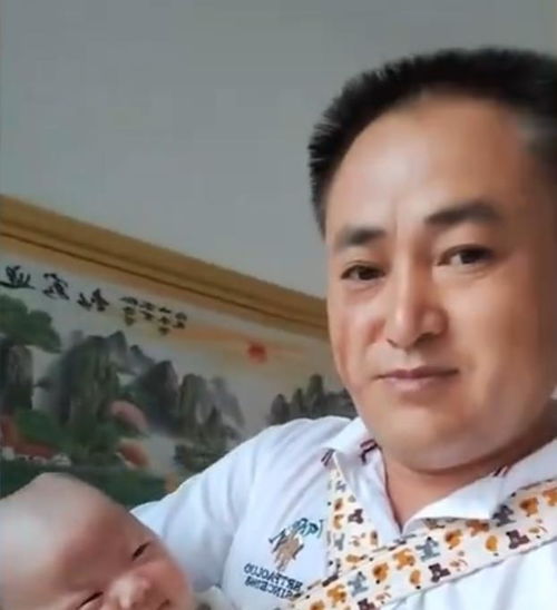 贵州40岁男子喜得儿子,还升级当爷爷,怀抱儿孙内心复杂太忙了