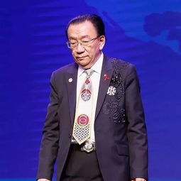 侯耀华穿浮夸西装亮相,中年男人如何才不油腻
