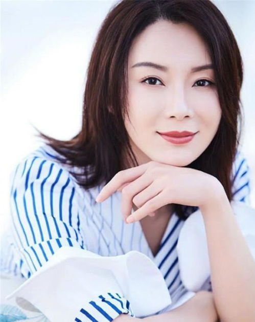 女人过了40岁,卷发更适合你学学陈数刘涛的造型,洋气又减龄