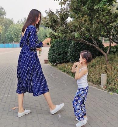 张梓琳带4岁女儿逛街,胖妹身高太吓人,直逼妈妈腰部长腿惹人羡
