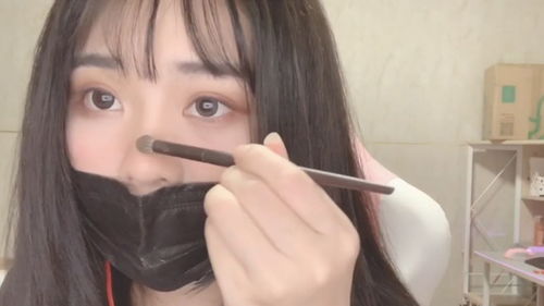小团团再次素颜出镜,口罩滑落后捂脸愣住10秒,观众撞脸萌面酥