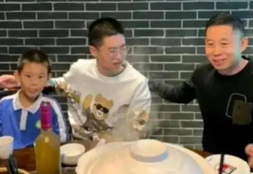 洋洋得意孙卓庆生给老爸第一块蛋糕,孙海洋前后表情对比太明显