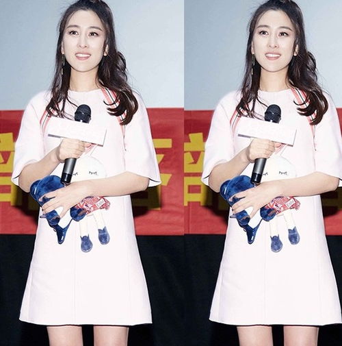 杨幂马苏同穿长袖修身长裙,一个像18岁少女,一个像40岁大妈