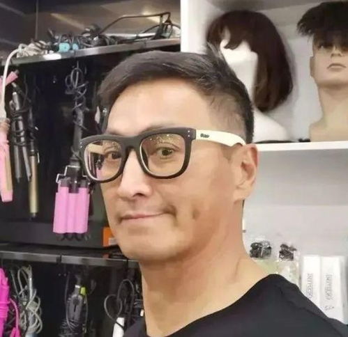 64岁展昭被曝隐婚生女,娇妻约三四十岁,在内地开厂身家过亿