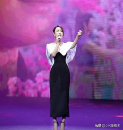 刘烨罕见携妻子出席活动,40岁安娜一身拼色修身裙,美得优雅