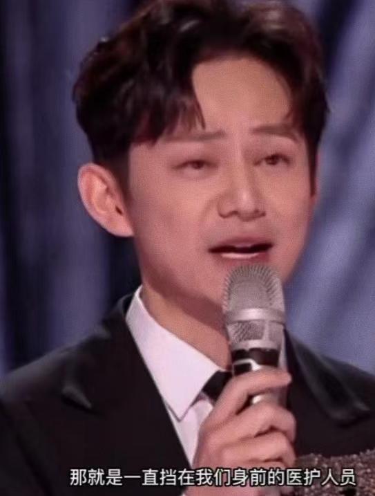 何炅父亲因新冠离世,晚上含泪主持跨年晚会,网友们却喷其在作秀