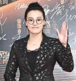傅园慧穿西服出席活动,网友走出了六亲不认的步伐