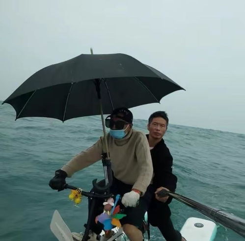 对话骑水上自行车渡琼州海峡者靠太阳和途径轮船判断方位,上岸后同伴热泪盈眶