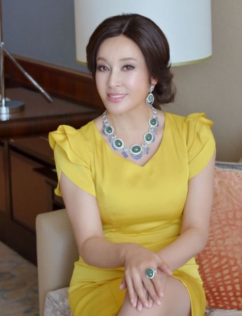 67岁刘晓庆和57岁亲妹妹合影曝光,都是大美人,整没整容一目了然
