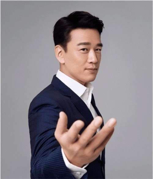 李现被模仿后做出回应,在现场抱住王耀庆,并掐他脖子