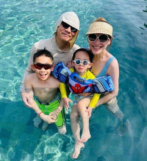 陈小春全家海边游玩,俩儿子帅气像爸爸,应采儿换多套泳装美翻了