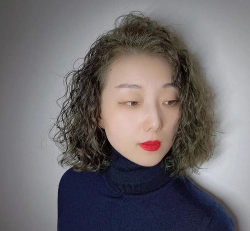 女人过了50岁后别乱烫发今年流行成熟复古风烫发,减龄又显气质
