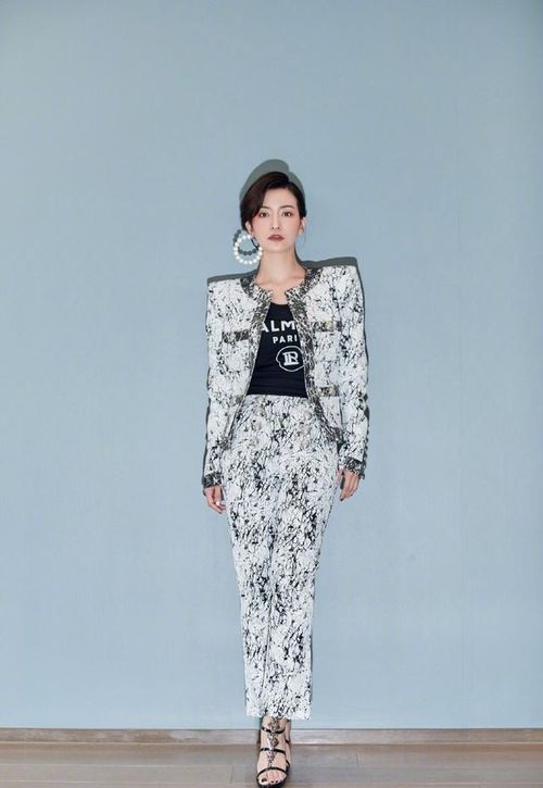 李晟澄清与李佳航离婚,当妈后衣品成熟大气,3岁儿子眼睛太像妈