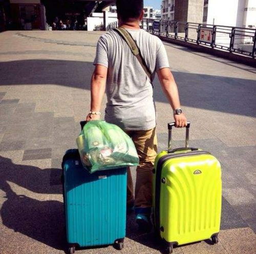 都是出门旅游,为何国人爱拖行李箱,而欧美人却习惯只背一个包