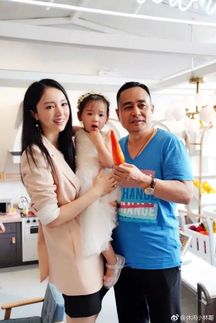 董璇餐厅开业携女儿小酒窝出镜,杨幂爸爸现身打call