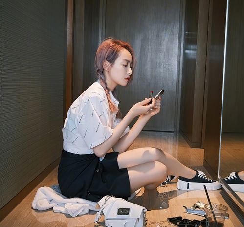 宋茜公开涂口红过程,手法丝毫不沾杯,过30岁依旧少女感十足