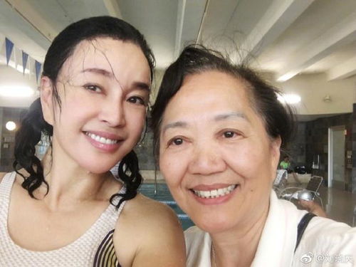 63岁刘晓庆晒自拍,还似少女,历经坎坷人生,四段婚姻,至今无子