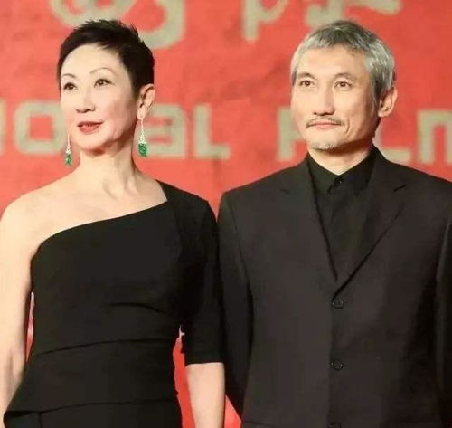 徐克与小30岁女友下馆子满头白发同框似父女,穿情侣装满眼爱意
