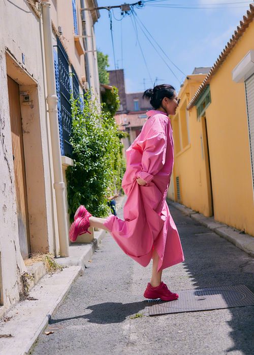 粉色成最适合中年女性的颜色,别着急反驳,李若彤许晴穿了都上头